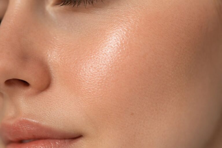 Ceramide für empfindliche Haut – Nahaufnahme gesunder Gesichtshaut mit natürlicher Hautstruktur als Symbol für eine stabile Hautbarriere.