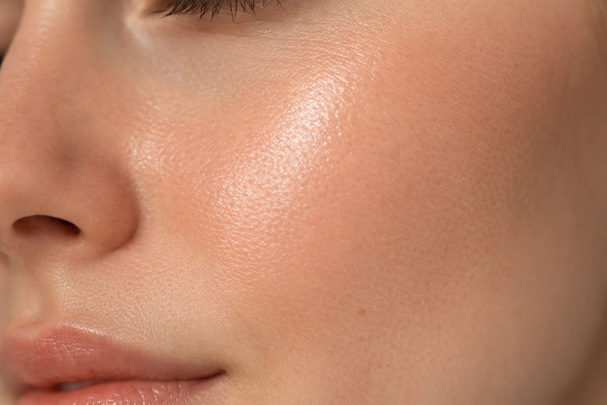 Ceramide für empfindliche Haut – Nahaufnahme gesunder Gesichtshaut mit natürlicher Hautstruktur als Symbol für eine stabile Hautbarriere.