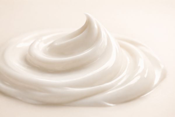 cleane Ansicht einer einfachen Pflegecreme für empfindliche Haut