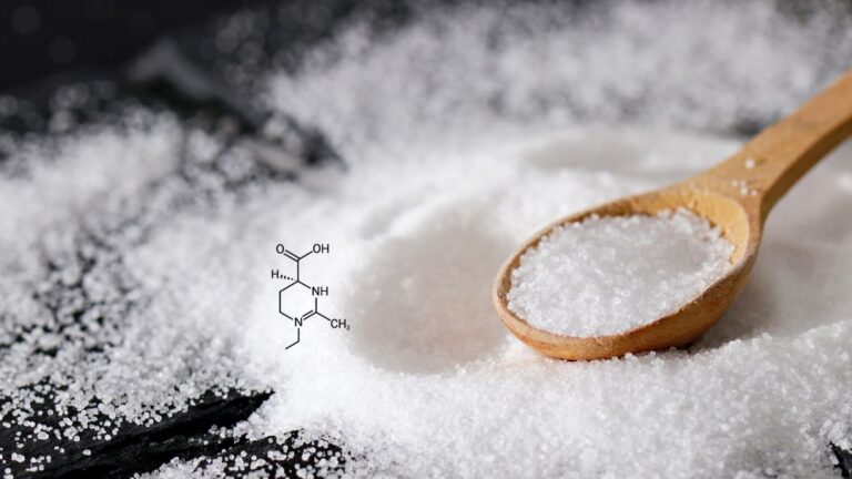 Ectoin für empfindliche Haut, Salz mit kleinem Holzlöffel soll die ursprüngliche Gewinnung von Ectoin aus Salzsee darstellen