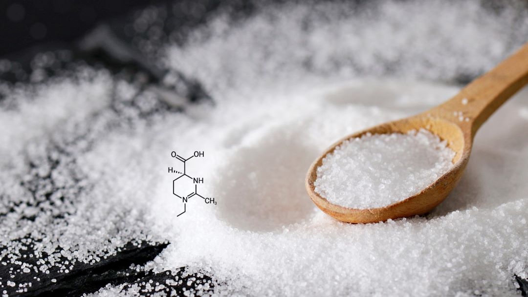 Ectoin für empfindliche Haut, Salz mit kleinem Holzlöffel soll die ursprüngliche Gewinnung von Ectoin aus Salzsee darstellen