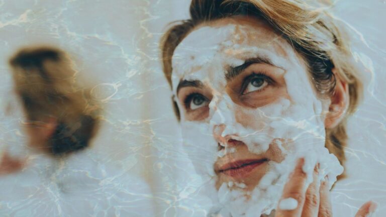 Haut spannt nach der Reinigung: eine Frau mit sehr viel Reiningungsschaum im Gesicht