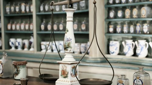 Alte Apothekengefäße und alte Balkenwaage, Inneres einer wunderschönen, alten Apotheke